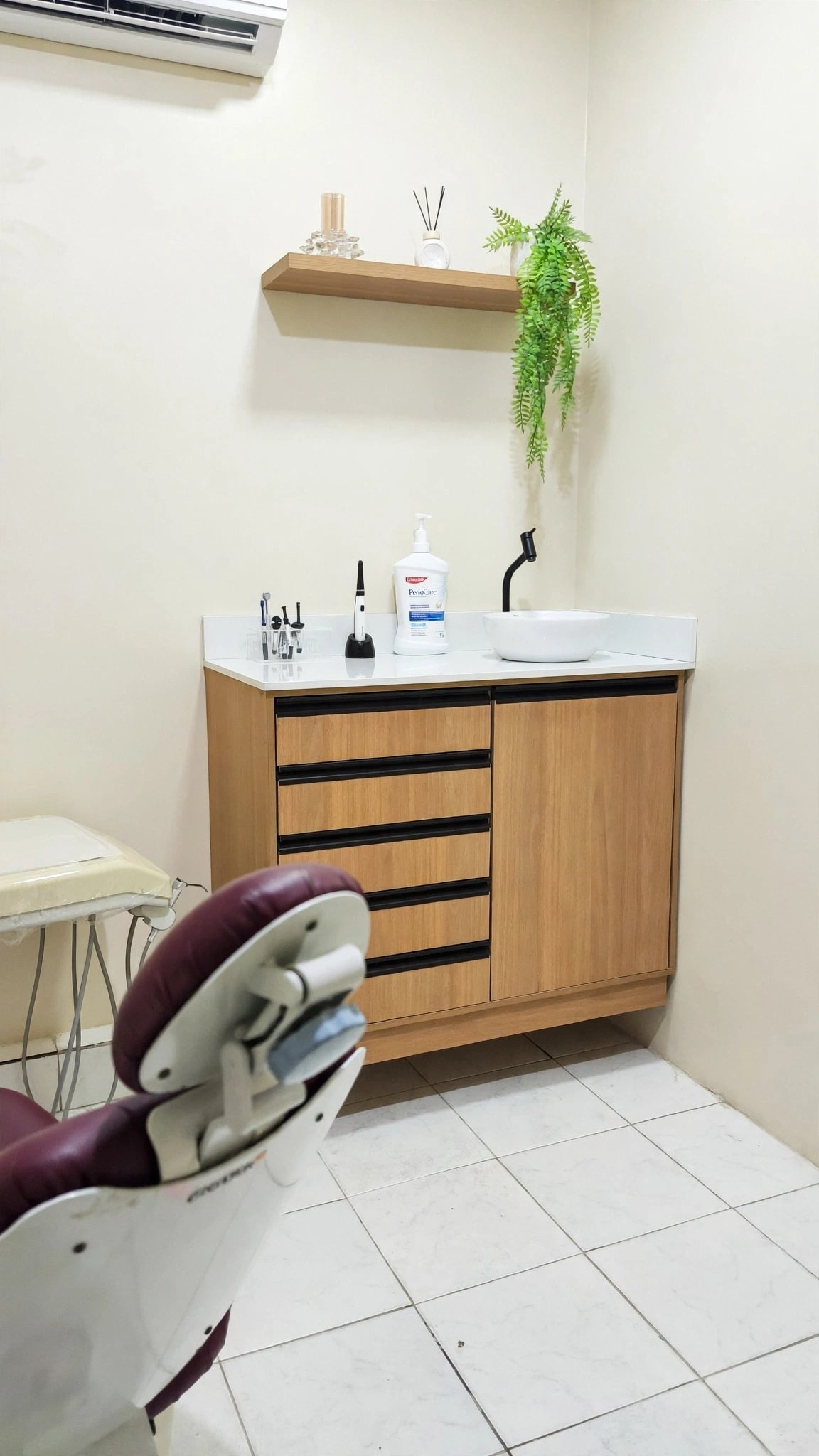 Consultório com cadeira odontológica